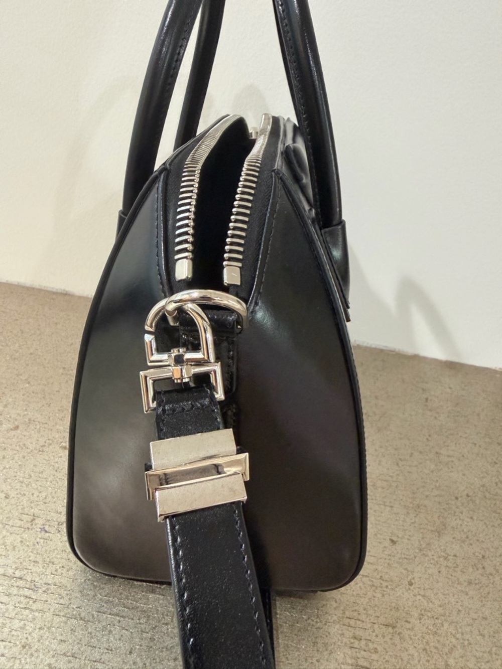 Givenchy Medium Black Antigona Smooth Leather Satchel - Picture 8 of 10